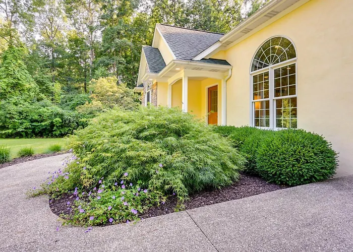 Charming Flushing Cottage W/ Deck + Spacious Yard!