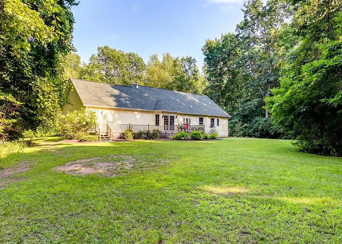 Charming Flushing Cottage W/ Deck + Spacious Yard!