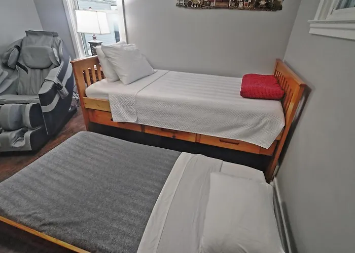 Frankenmuth Dawdy Haus With Hot Tub And Massage Chair 2 Blocks From Main Street